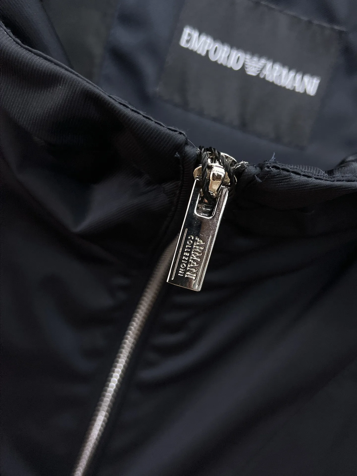 Armani official website Same Style, complete with three labels, on sale in advance. 2026 Autumn and Winter New Arrival men's jacket, Original with complete three labels, Premium version. Custom-made fabrics at the counter. Breathable, high comfort, impeccable details, brand element design concept, reflecting high quality. It feels delicate and soft, presents a casual cut, and has a great upper body shape. Sizes: M～3XL,